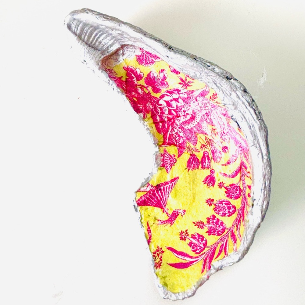 Handcrafted oyster shell ring dish with chinoi decoupage design. - Picture 4 of 7